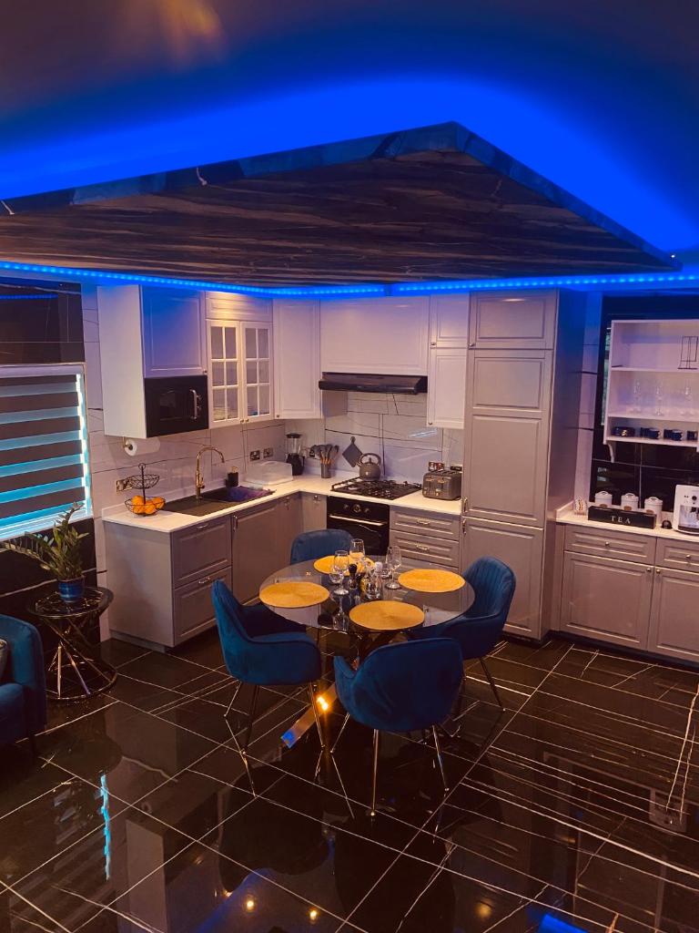 Azure Gold Apartment photo 3