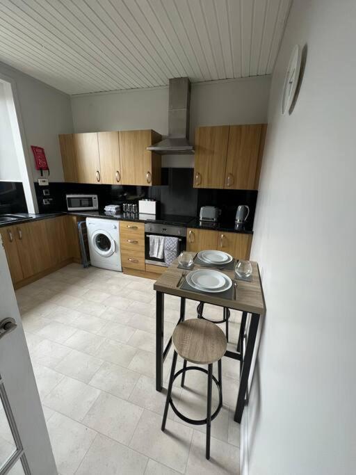 Homely 3 bed town centre flat photo 4