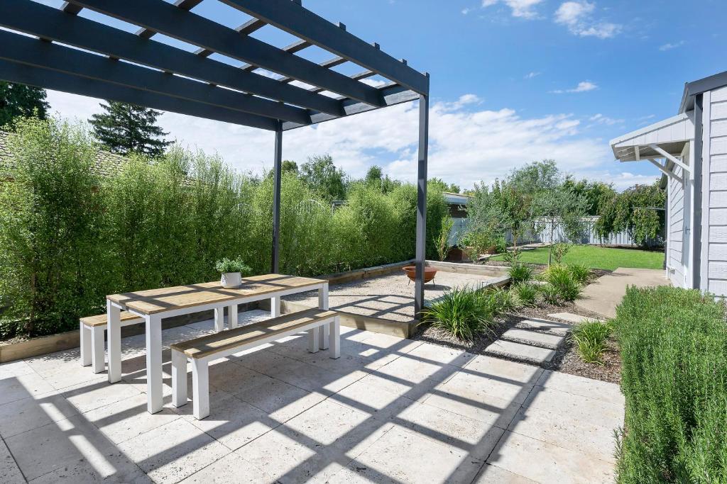 Family Friendly 4 Bedroom Home With Private Garden photo 3