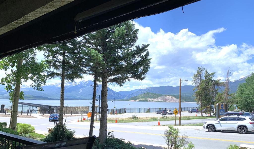 Mountain luxury on Lake Dillon, close to all the best ski resorts in Colorado! image