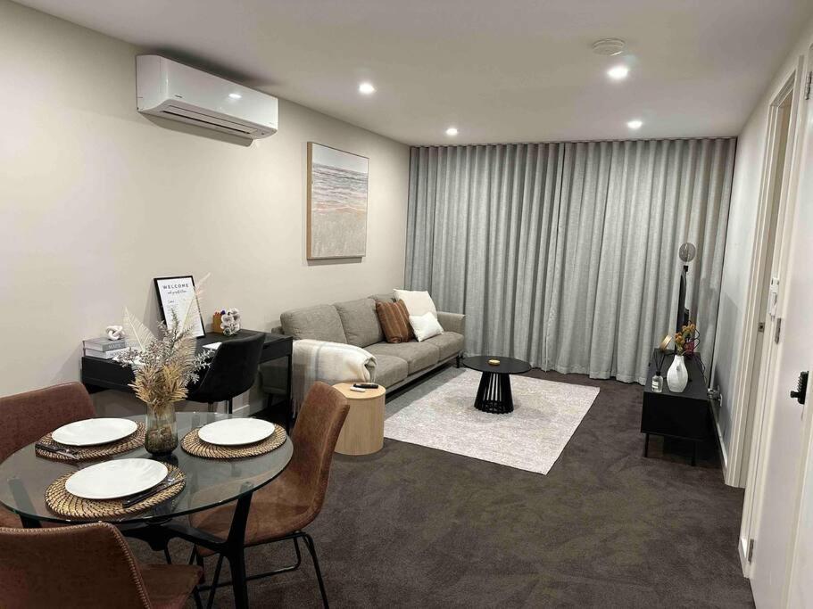 Modern Griffith Apartment photo 2