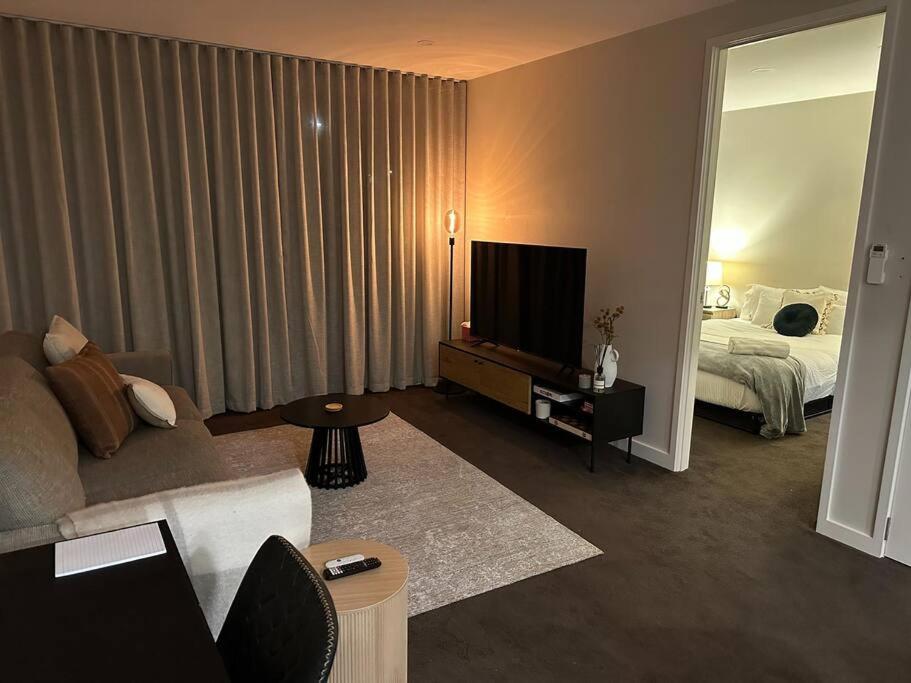 Modern Griffith Apartment photo 3