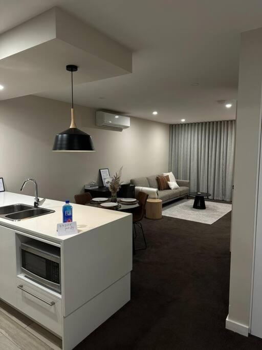 Modern Griffith Apartment photo 1