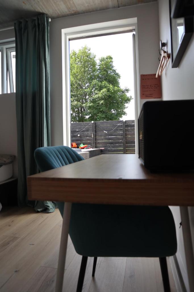 Modern garage suite - free parking & self check in photo 4