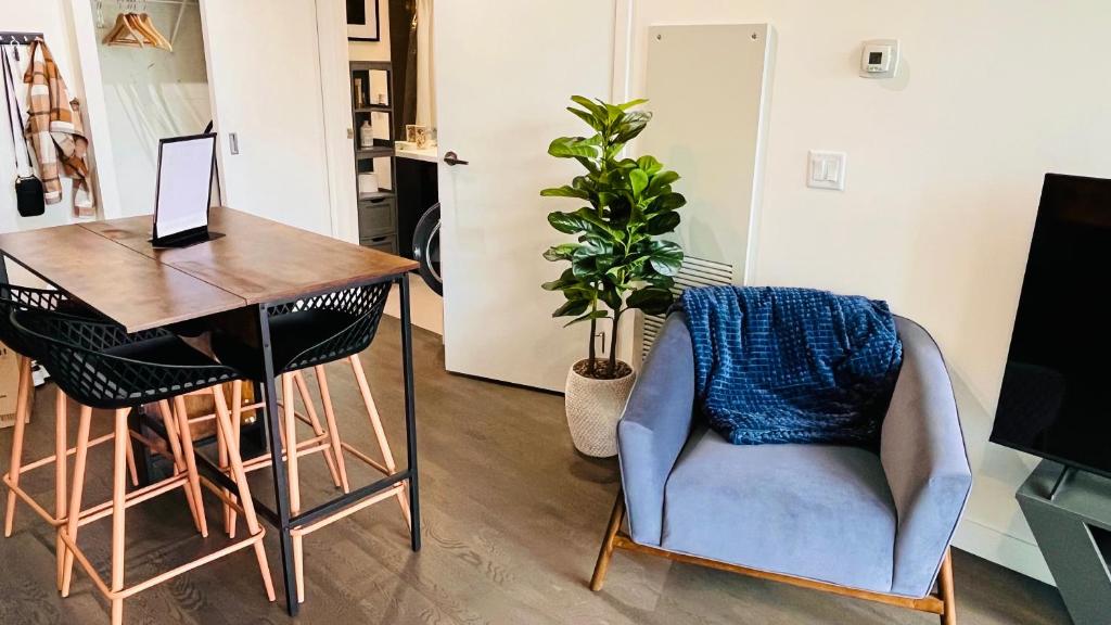 LUXURY Downtown Sunset Getaway - Your Home Away From Home - Fully Stocked Kitchen, Gym, Balcony, FREE PARKING photo 1