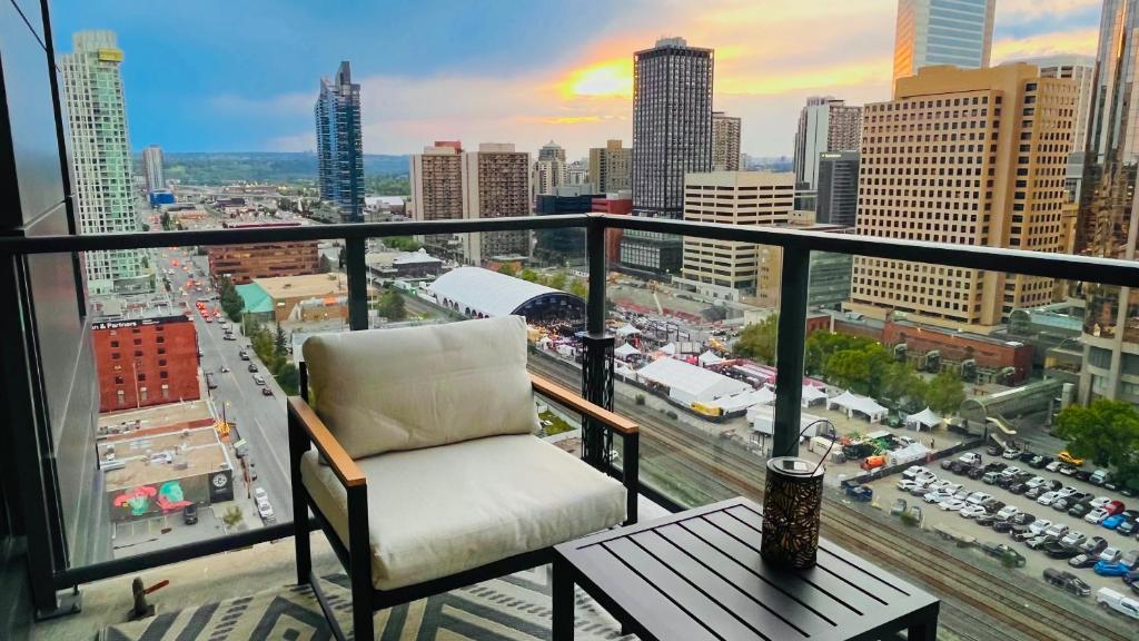 LUXURY Downtown Sunset Getaway - Your Home Away From Home - Fully Stocked Kitchen, Gym, Balcony, FREE PARKING