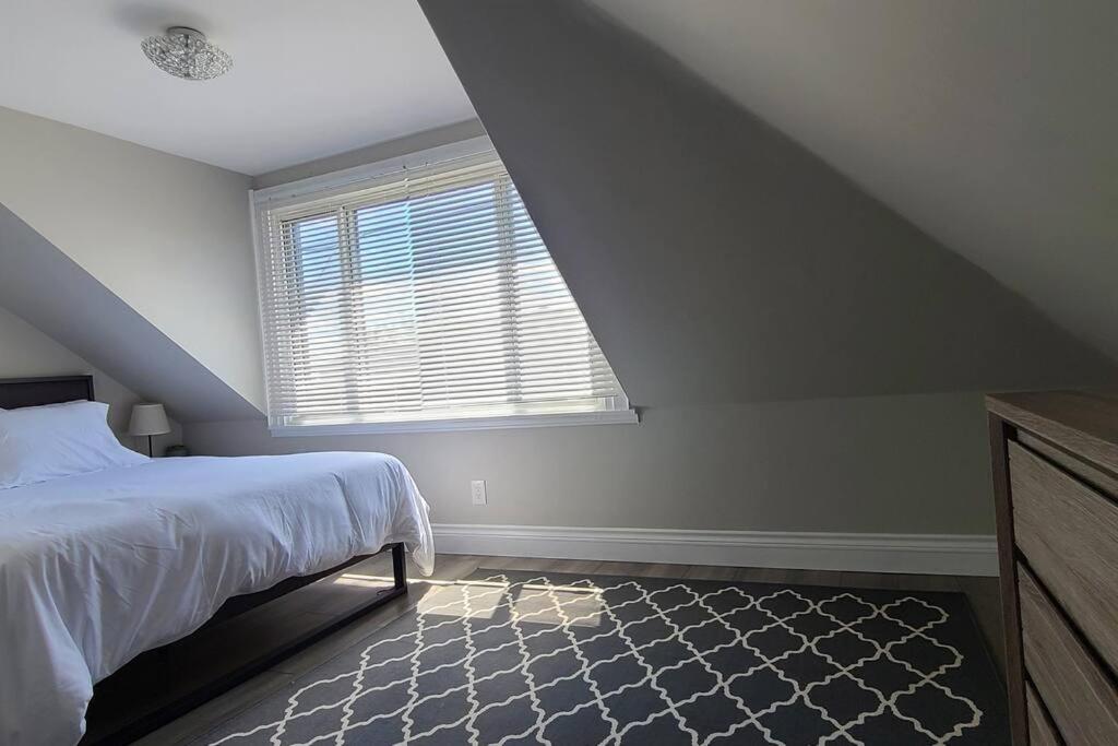 Beautiful 2 Bedroom Home in the Heart of North Bay photo 2