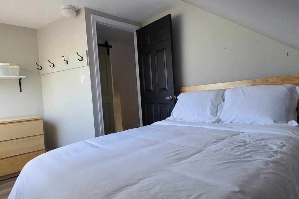 Beautiful 2 Bedroom Home in the Heart of North Bay photo 3