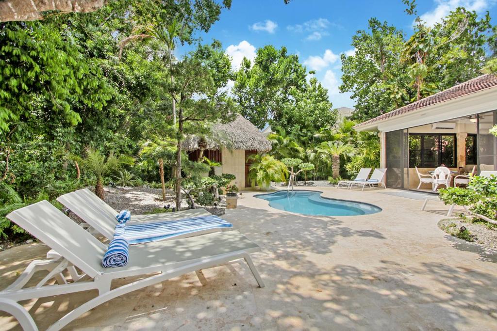 Spacious 4 Bedroom Villa with Pool, Touring Cart & Maid photo 2