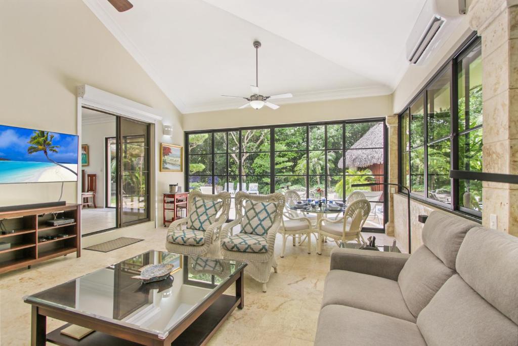 Spacious 4 Bedroom Villa with Pool, Touring Cart & Maid photo 4