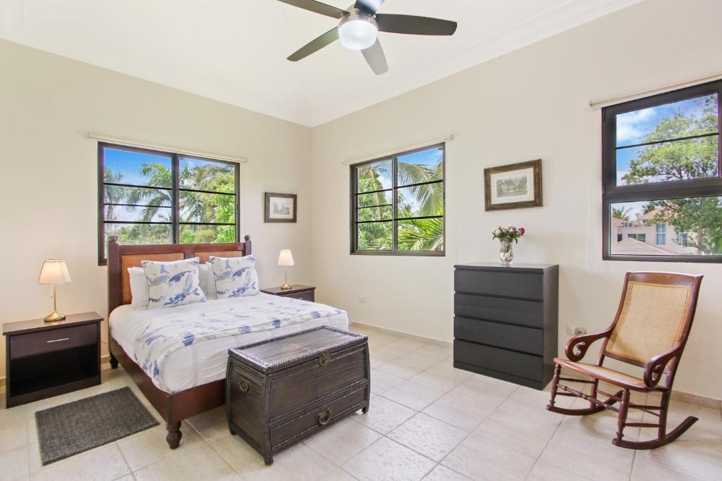 Spacious 4 Bedroom Villa with Pool, Touring Cart & Maid photo 3