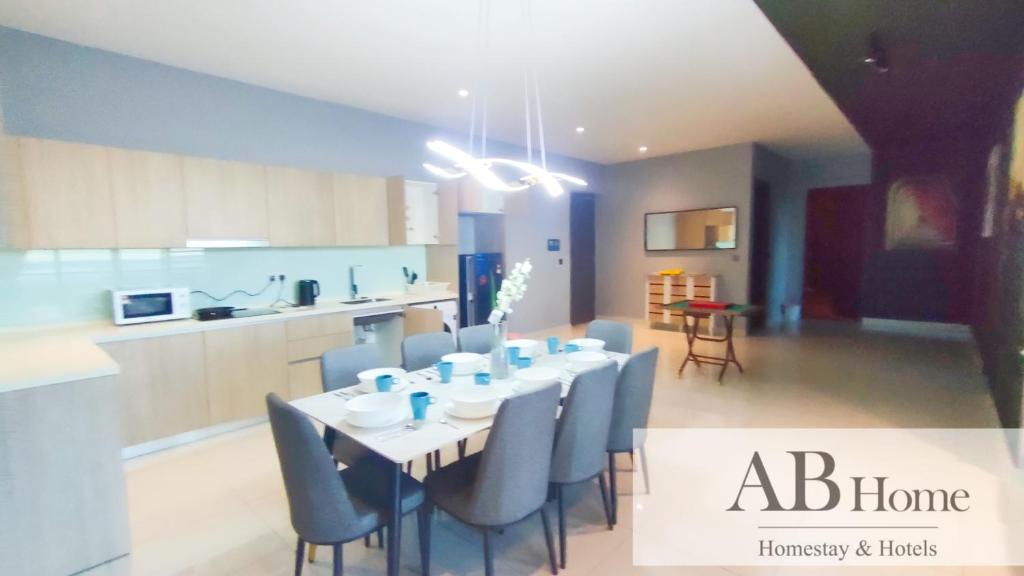 ABHOME "ART MUSEUM SUITE" #GreenHaven #360"City & Sea View #Masai #JB photo 1