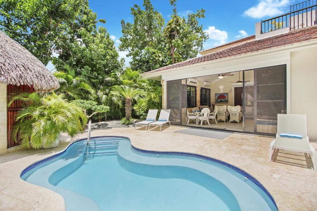 Spacious 4 Bedroom Villa with Pool, Touring Cart & Maid photo 1