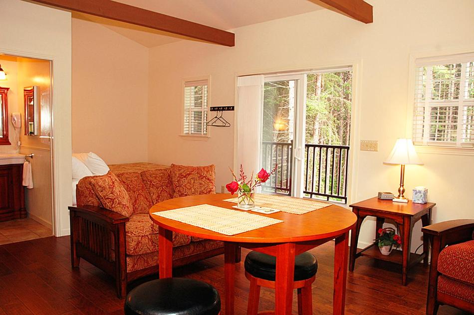 Golden Eagle Vacation Rentals-Eagles View Suite-Cottage #5 photo 1
