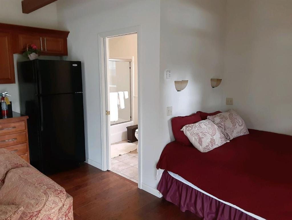 Golden Eagle Vacation Rentals-Eagles View Suite-Cottage #5 photo 3