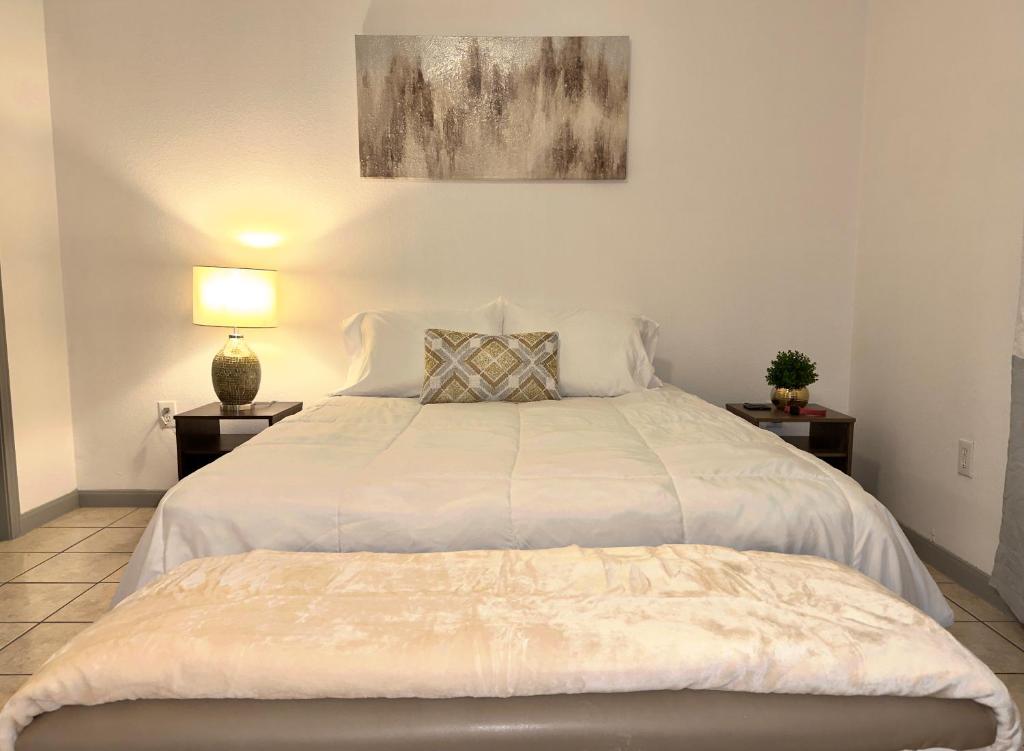 Home Away From Home - 3 Bed & 2 Bath - BEST VALUE photo 2