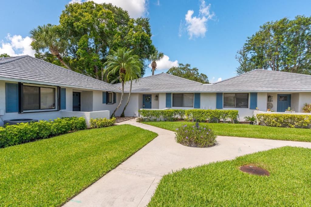 Luxurious Golf Retreat Villa in PGA National! image