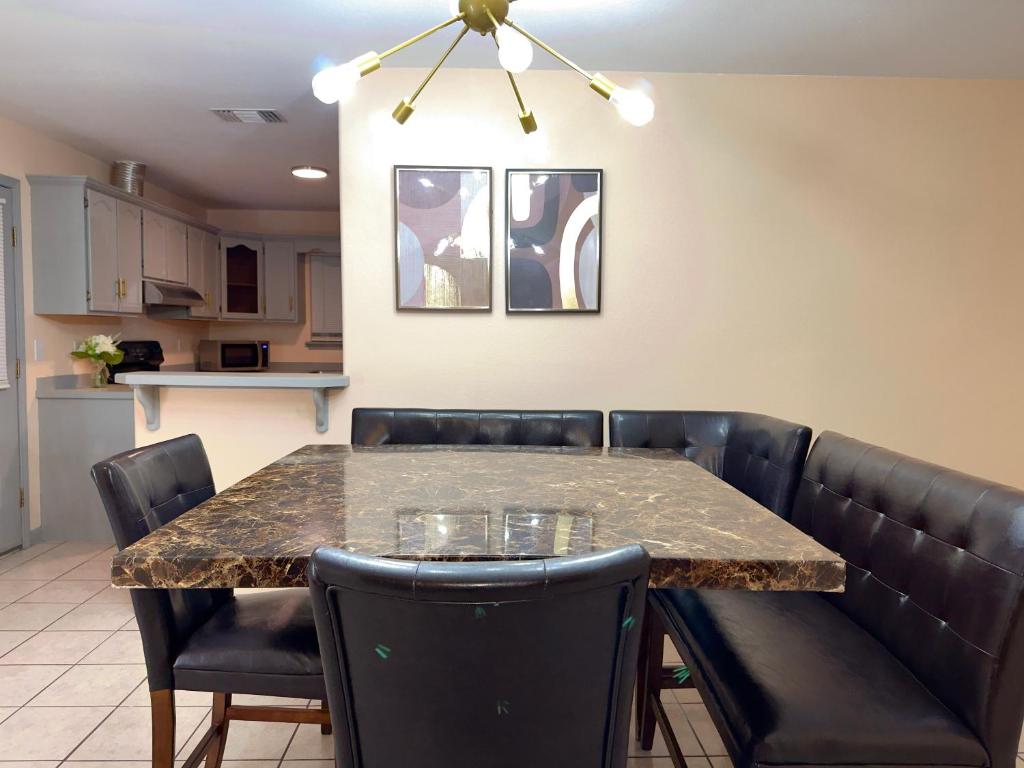 Home Away From Home - 3 Bed & 2 Bath - BEST VALUE photo 4