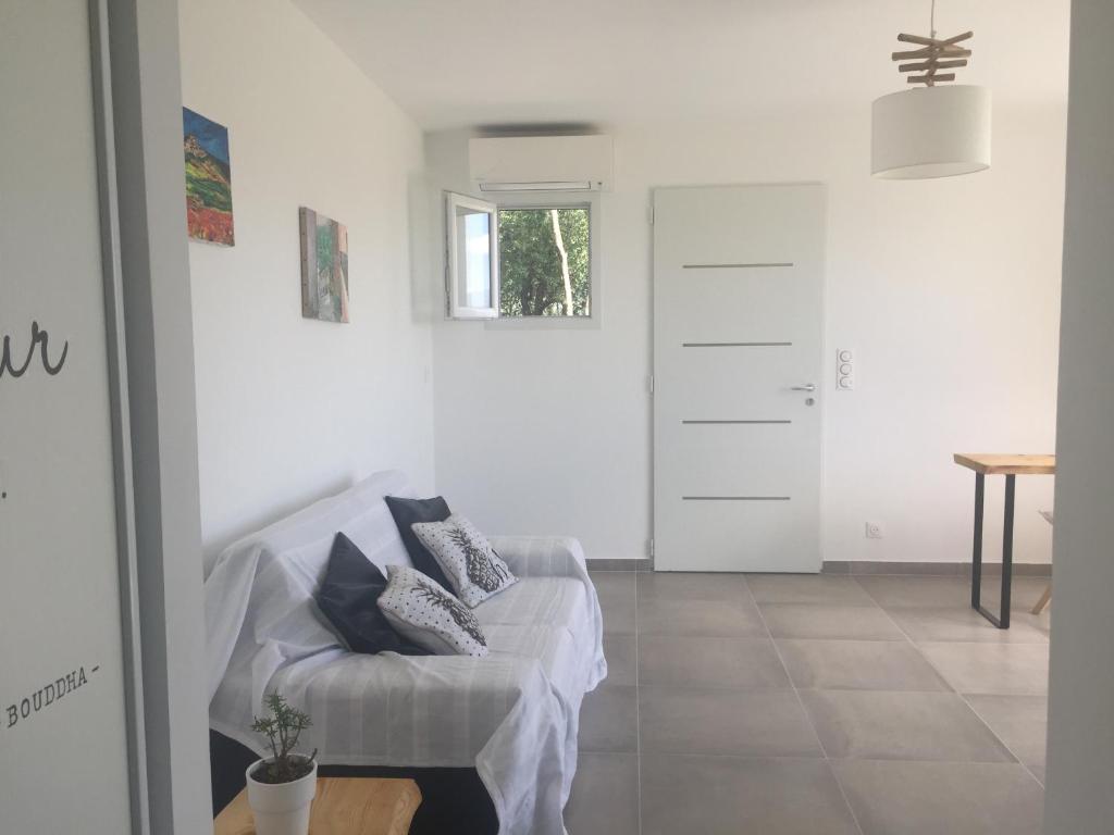 Charmant T2 en rez de villa, neuf, tout équipé, indépendant avec jardin attenant photo 4