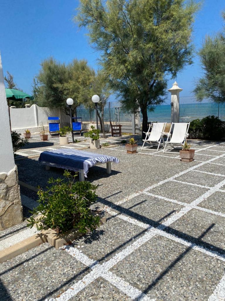 Villa in spiaggia tra fiori e mare photo 1