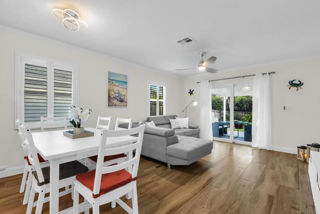 Charming house one mile from Vanderbilt Beach photo 1