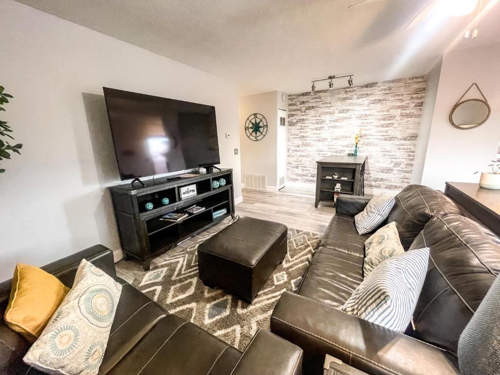 Side-by-Side Family Apartments - Sleeps 15 Total image