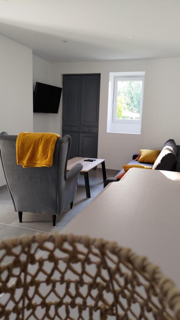 Maison indépendante à Peyrieu photo 1