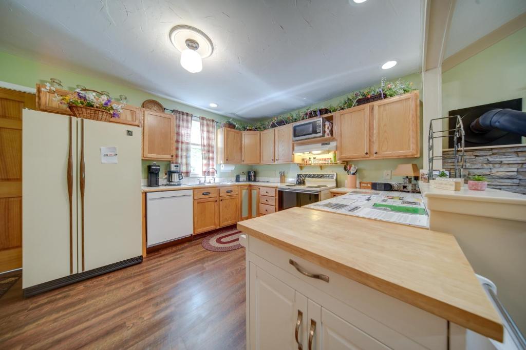 Riverfront Geneva Cottage on Grand River! photo 1