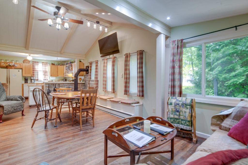 Riverfront Geneva Cottage on Grand River! photo 4