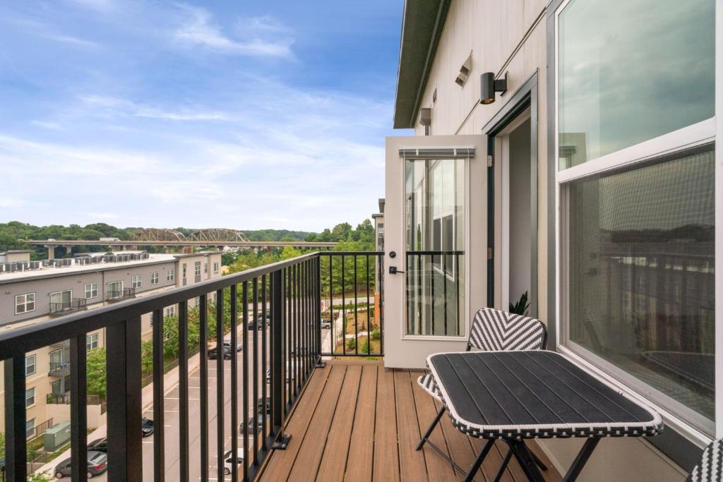 Cozy Getaway - Top Floor Views - Near DC photo 3