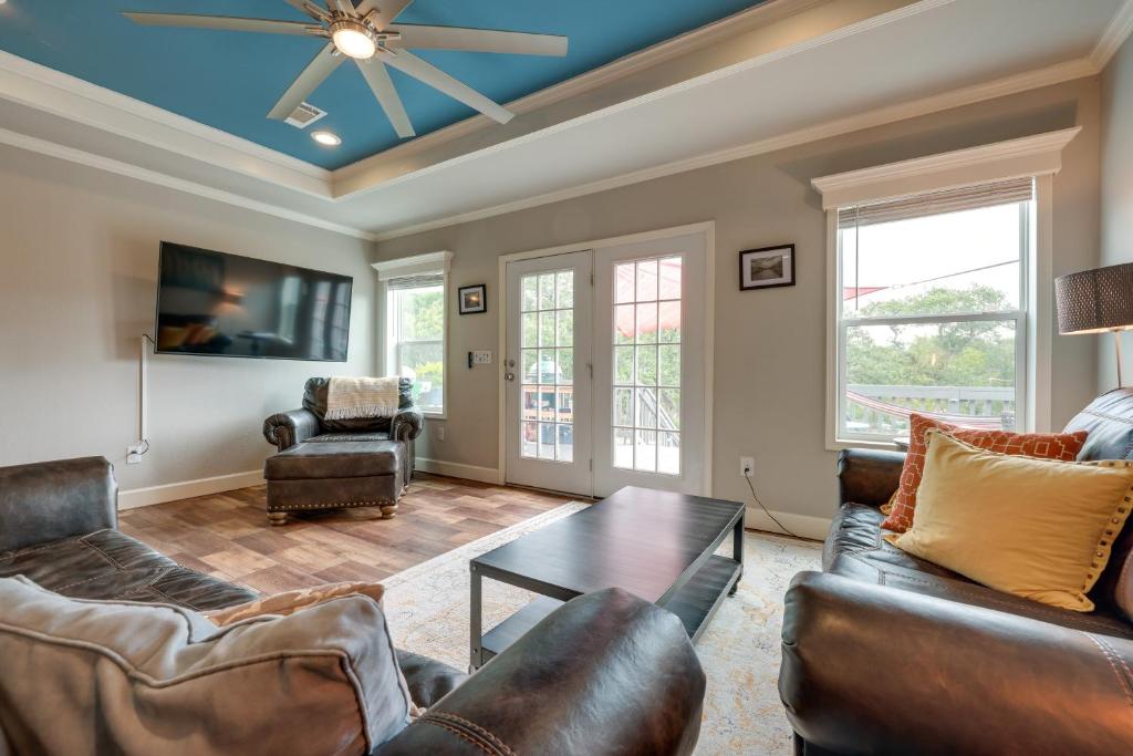 Canyon Lake Home with Spacious Deck and Backyard! photo 3