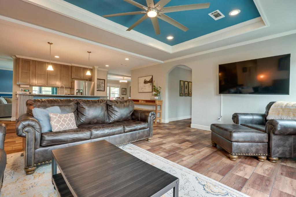 Canyon Lake Home with Spacious Deck and Backyard! photo 4