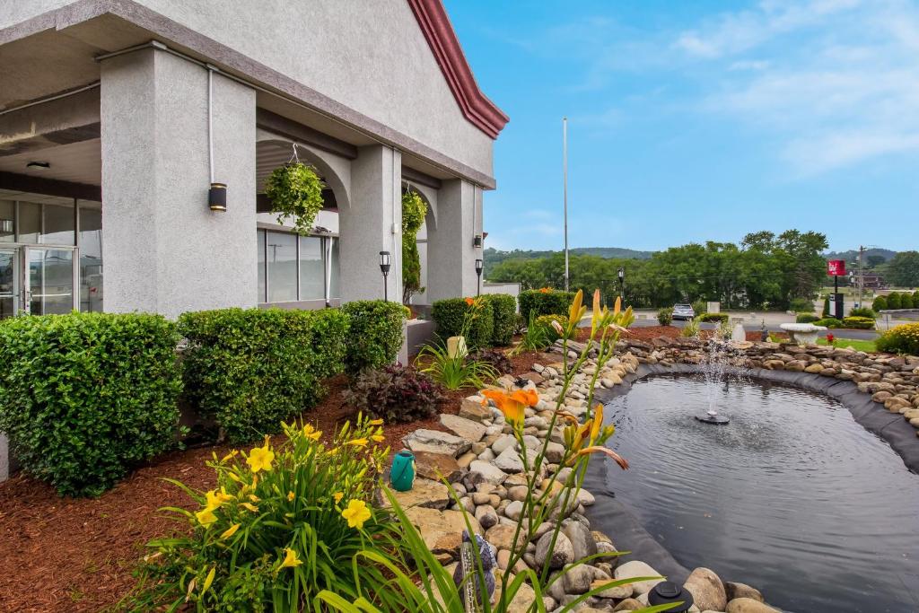 Red Roof Inn New Stanton image