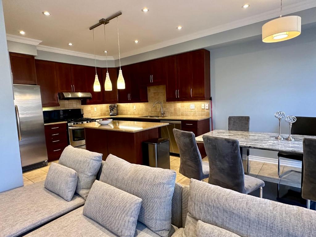 Cozy 5 Bedroom House Mississauga photo 3