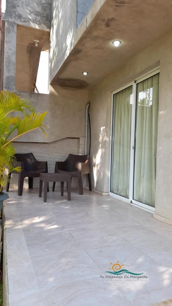 Habitación Triple Equipada, Posada Villa Mayo a 5 minutos de Playa Parguito photo 2