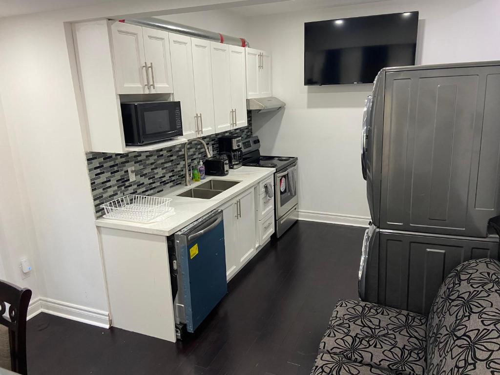 Oshawa Downtown, 2 Bed rooms house fully furnished photo 3