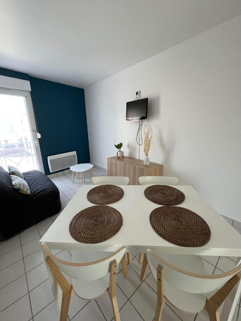 Anselme, F2 duplex avec cour commune et proche de la mer ,2 photo 1