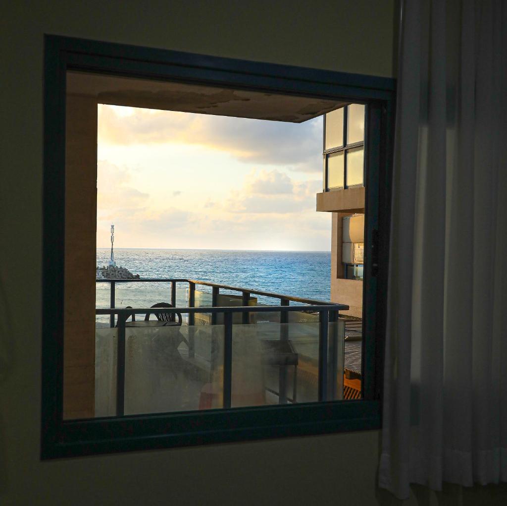 Pool, Sauna, Gym & Spa @ Beach-Front Apartment Hotel photo 2