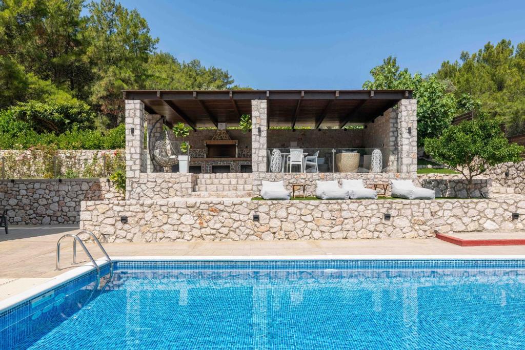 Adonis Villa in nature photo 1