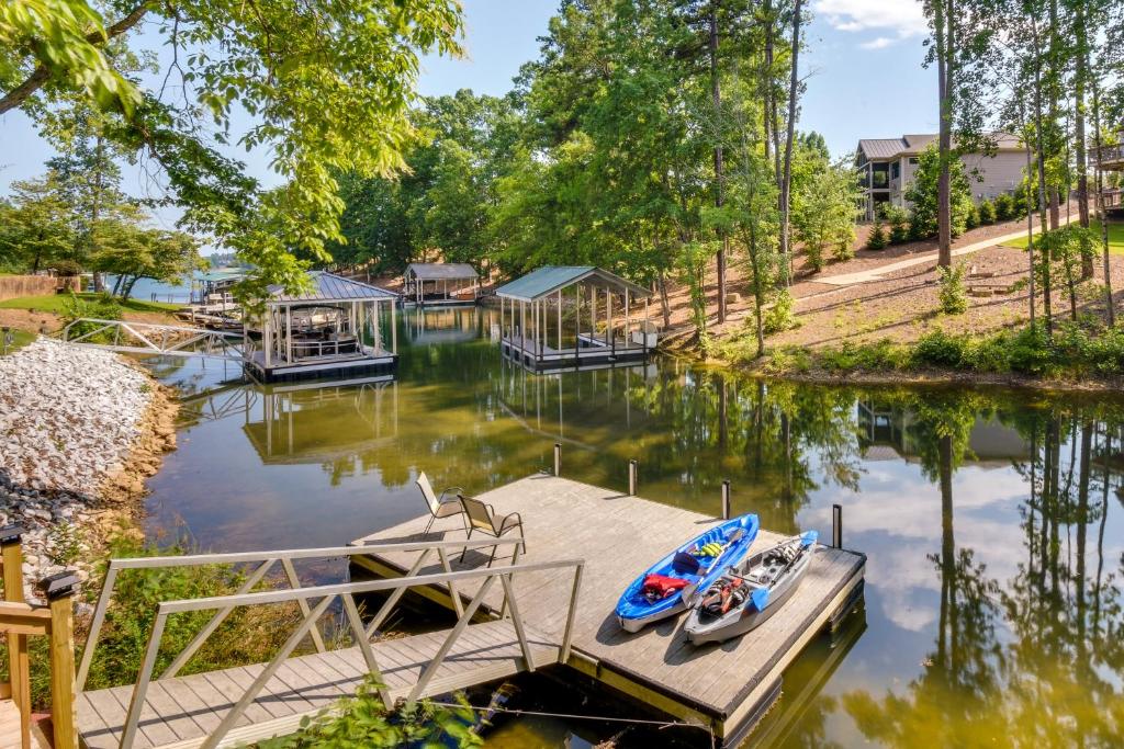 South Carolina Retreat with Fireplace and Lake Access!