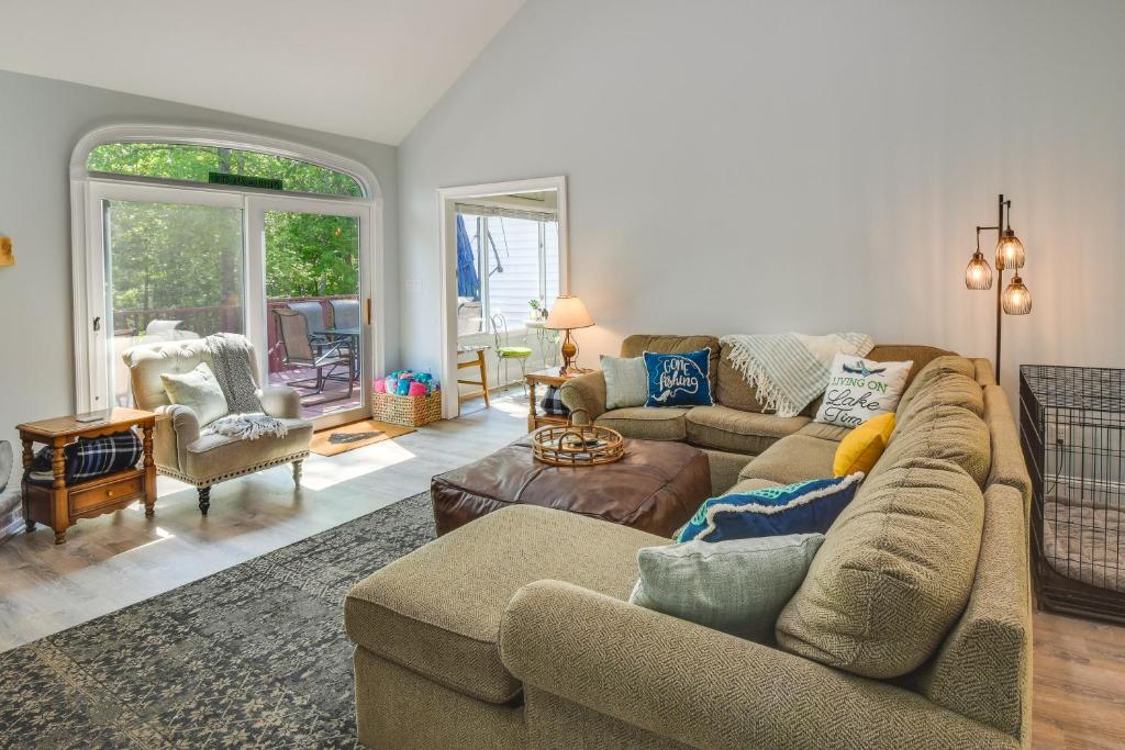 South Carolina Retreat with Fireplace and Lake Access! photo 3