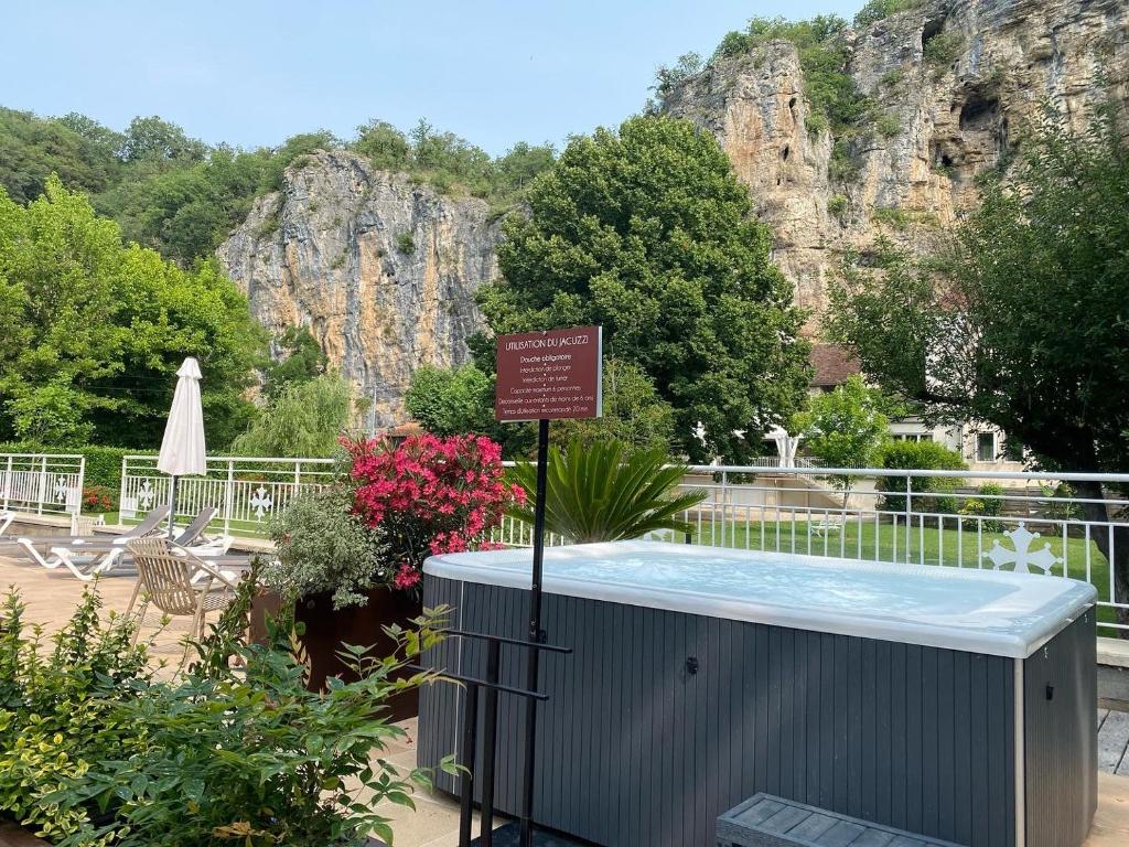 Logis Hôtel Domaine Les Falaises photo 4