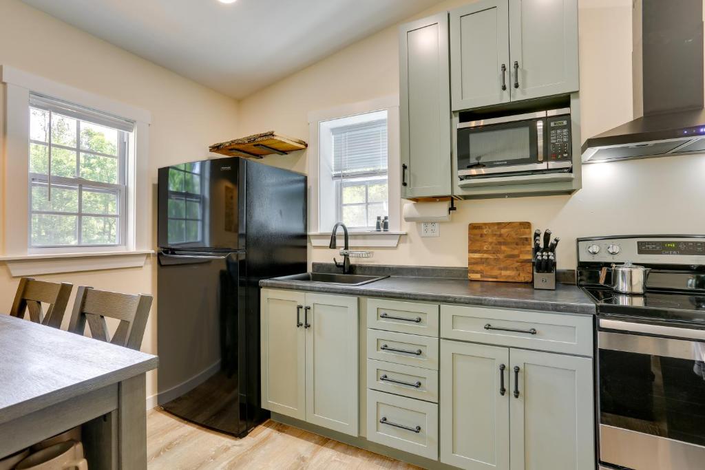 Cozy Cabin on 75 Acres in the Pocono Mountains! photo 4