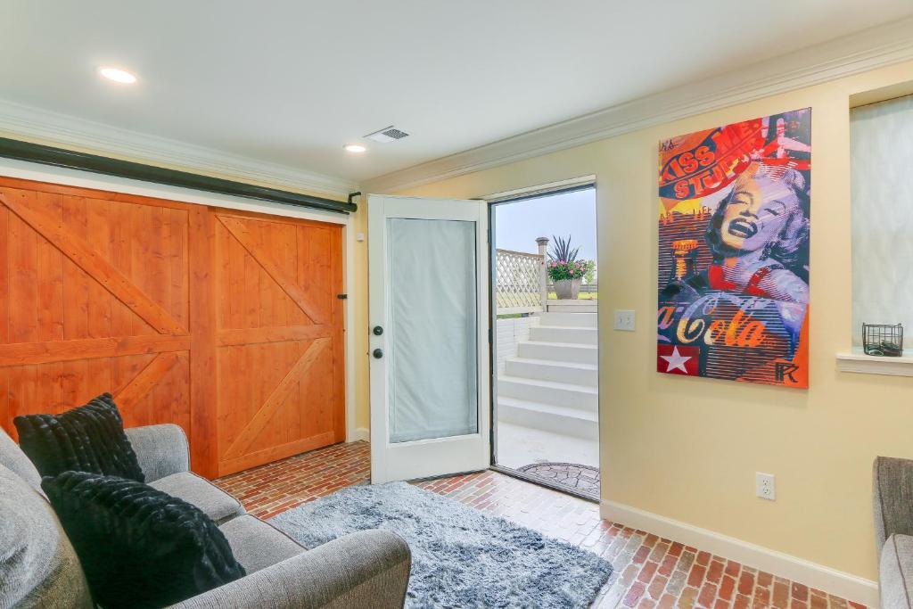 Rocky Vines Wine Country Retreat with Mountain Views photo 3