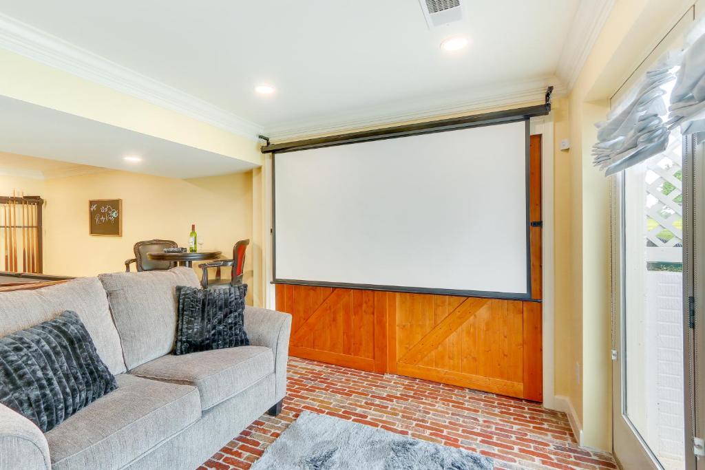 Rocky Vines Wine Country Retreat with Mountain Views photo 4