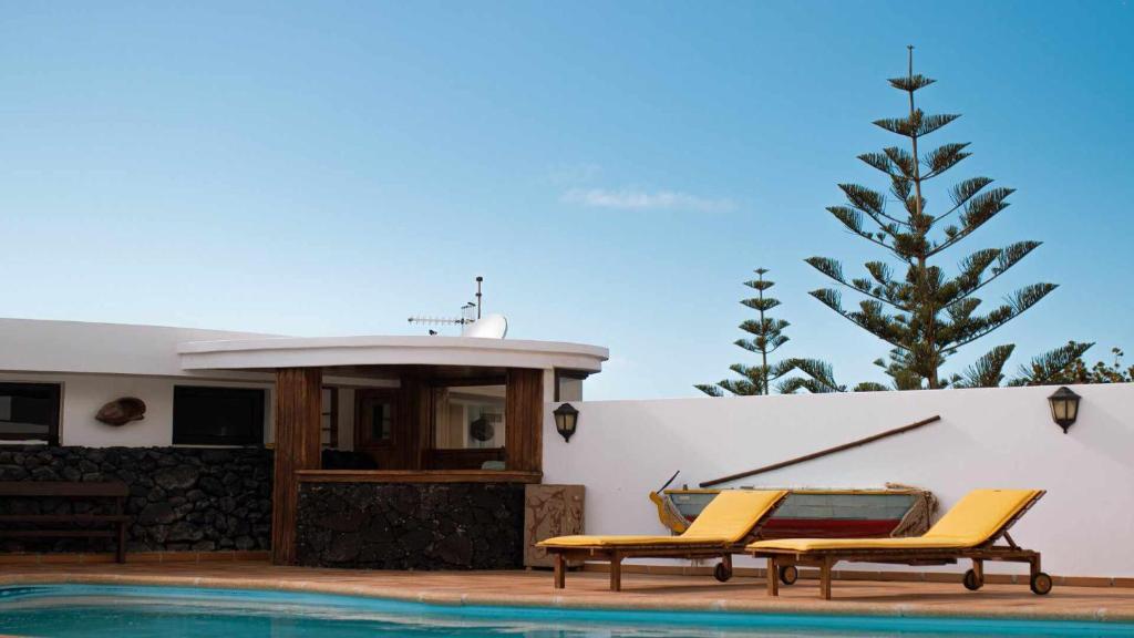 Bungalow Allende Famara con piscina privada y AC photo 2