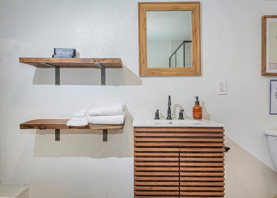 Beautiful Sequoia Hideout // Modern with Views!! photo 4
