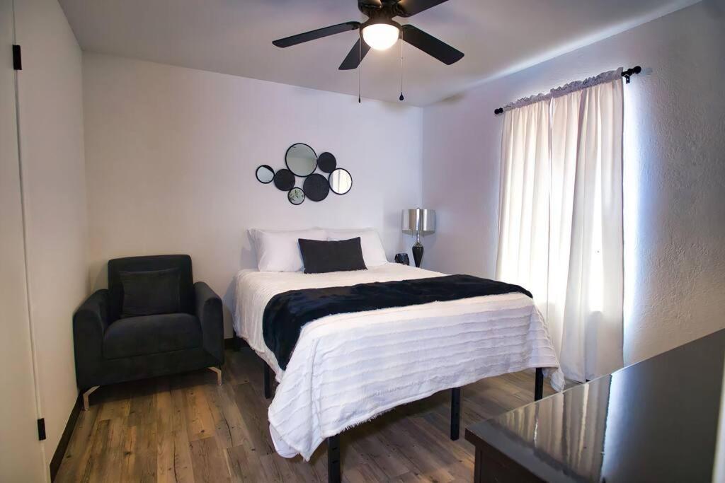 Chic & Cozy 2 bedroom - 1 bathroom - RATED BEST photo 2
