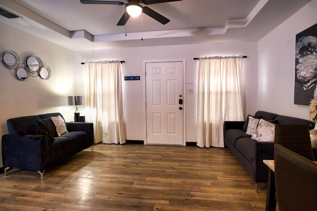 Chic & Cozy 2 bedroom - 1 bathroom - RATED BEST photo 3