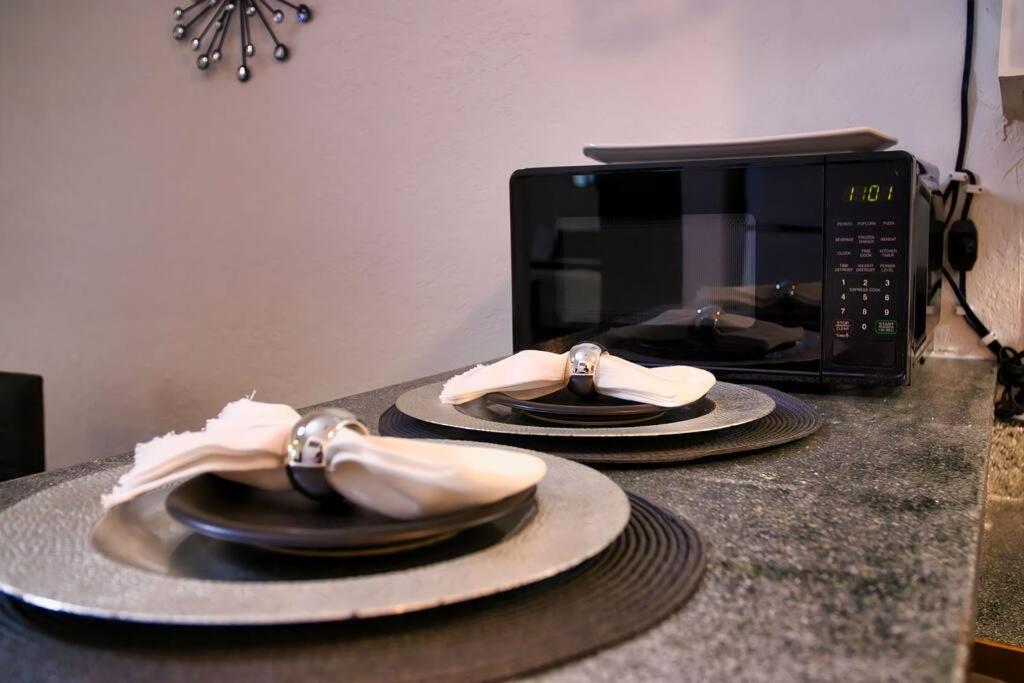Chic & Cozy 2 bedroom - 1 bathroom - RATED BEST photo 4